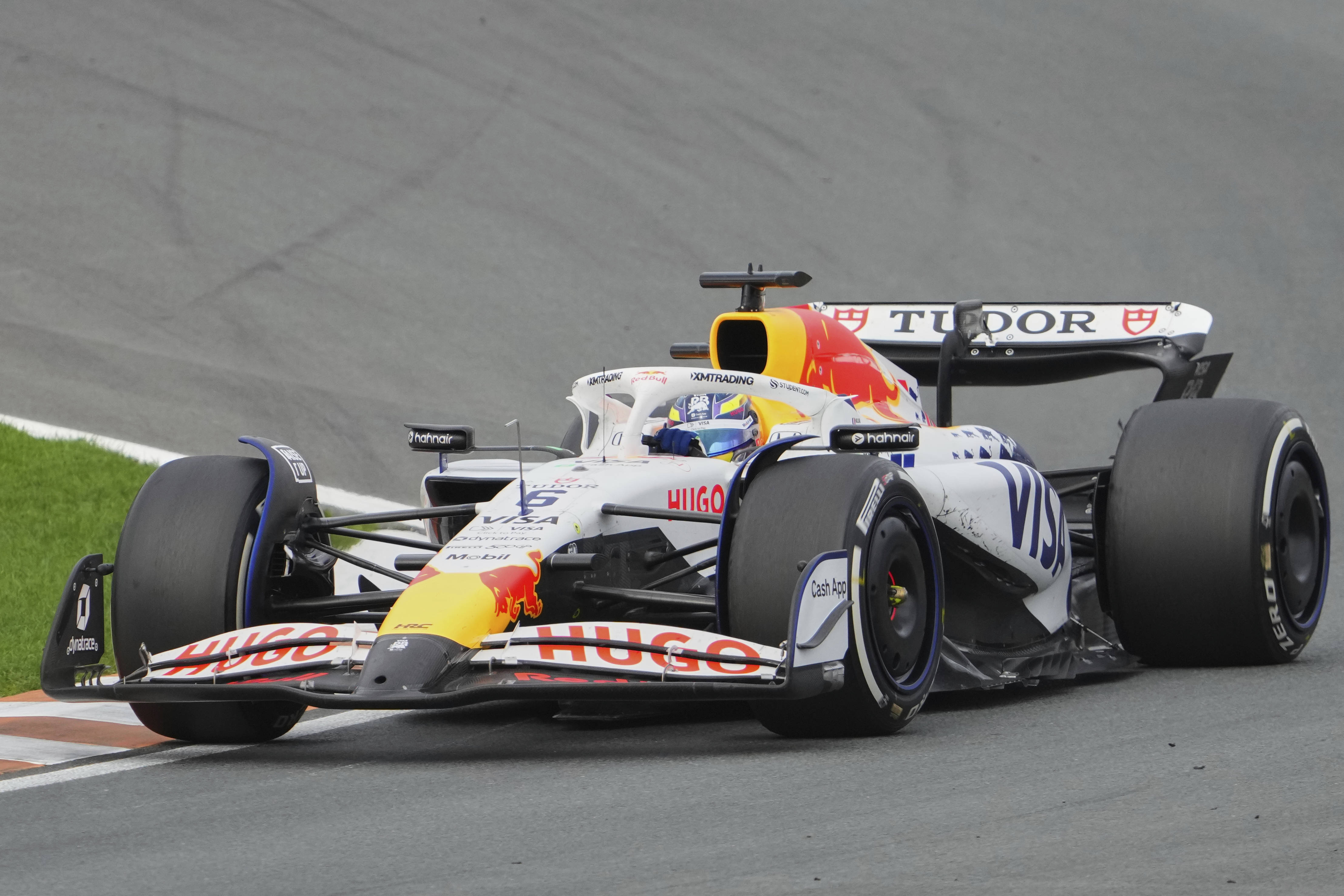 红牛二队鏖战阿斯顿马丁，维斯塔潘统治全场