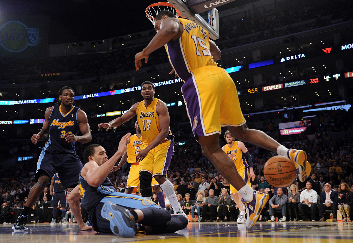 湖人横扫猛龙,西亚卡姆点燃赛场 湖人横扫猛龙,西亚卡姆点燃赛场