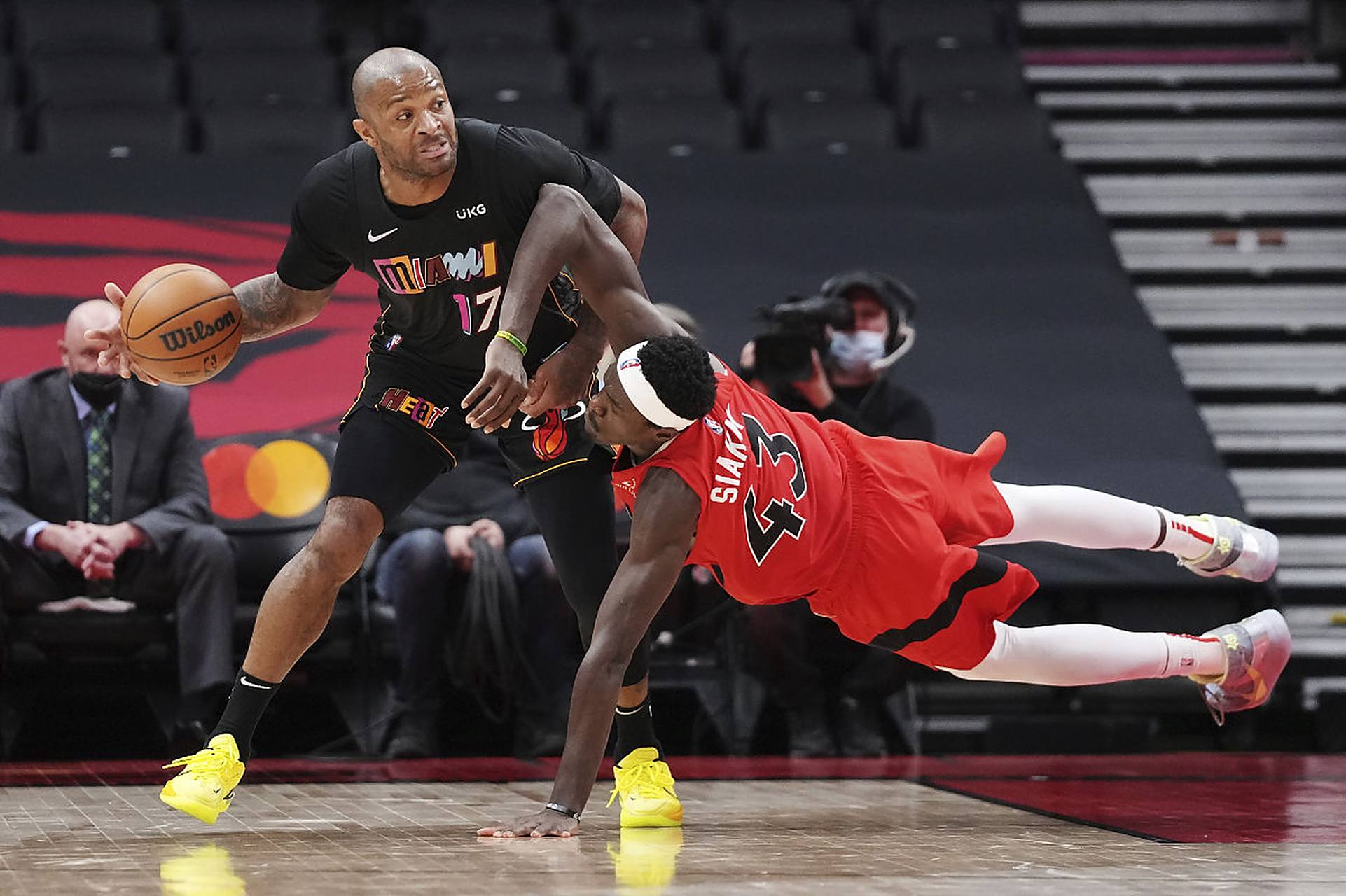 湖人横扫猛龙,西亚卡姆点燃赛场 湖人横扫猛龙,西亚卡姆点燃赛场